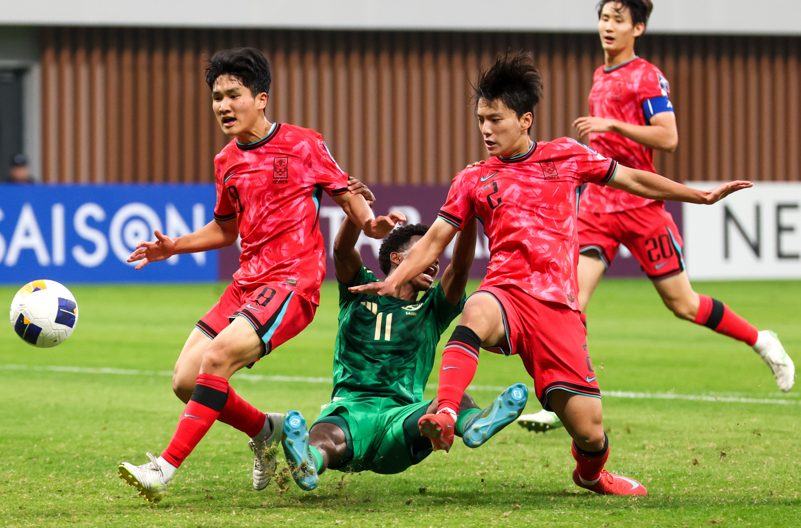 亚洲足球盛事赛场上落幕引起深思 亚洲足球盛事赛场上落幕引起深思