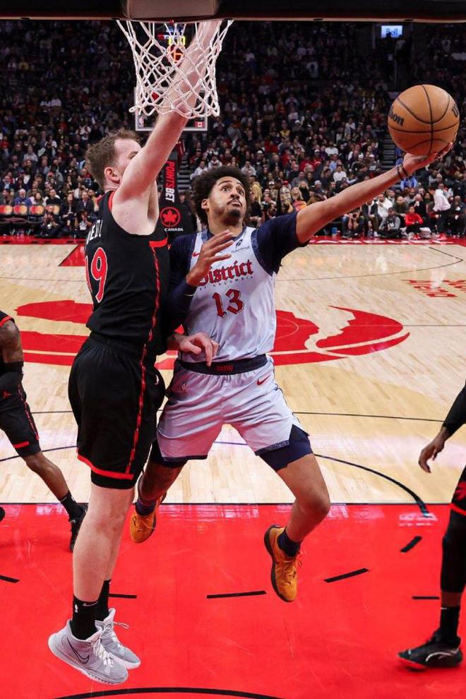 猛龙球员在比赛中出现失误，或引发争议 