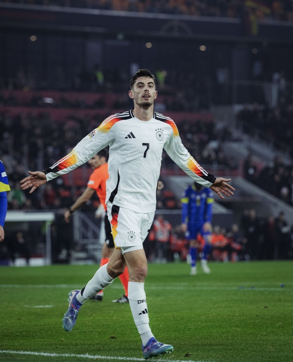 荷兰队客场战胜德国队,欧预赛小组前景乐观 荷兰队客场战胜德国队,欧预赛小组前景乐观