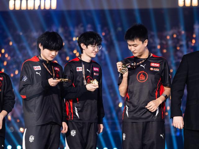 托布林突飞猛进攻破对方球门,罗马狼队出线前景黯淡 托布林突飞猛进攻破对方球门,罗马狼队出线前景黯淡