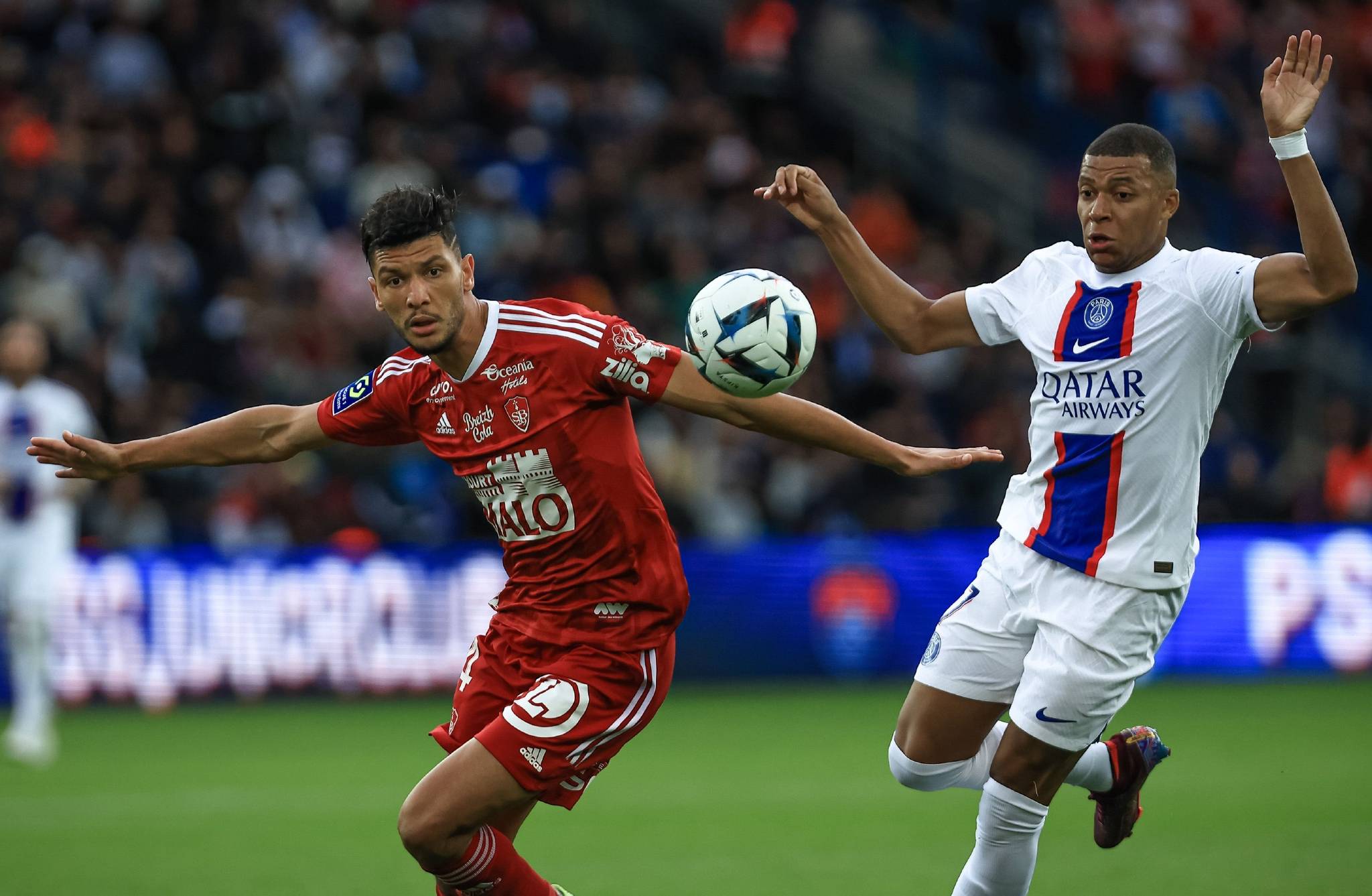 梅斯在比赛中遭遇严重失误，输球收场 