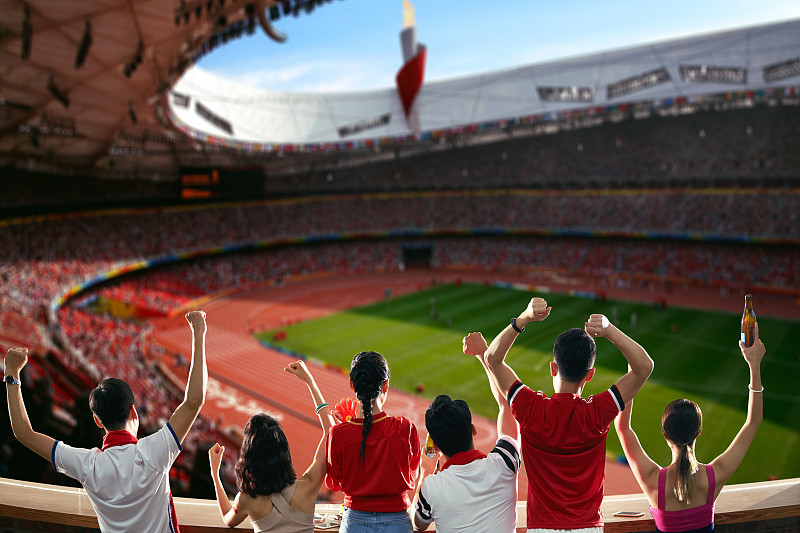 足球比赛中的精彩表现引发观众欢呼 