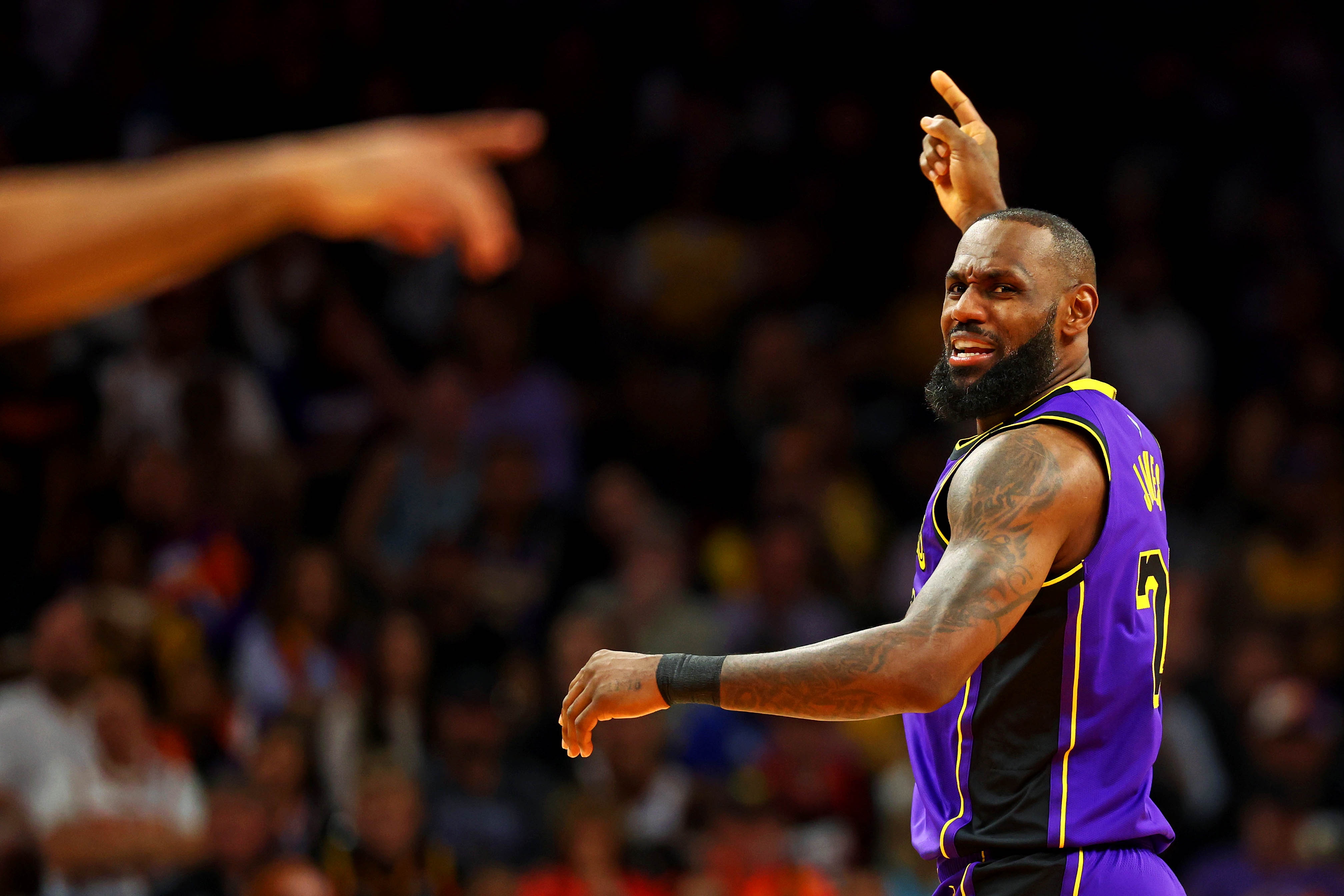 包含詹皇再度超神,湖人横扫灰熊领先西部的词条 包含詹皇再度超神,湖人横扫灰熊领先西部的词条