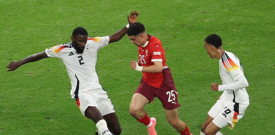 包含欧洲足球比赛激战连连,球队实力对比激烈的词条 包含欧洲足球比赛激战连连,球队实力对比激烈的词条