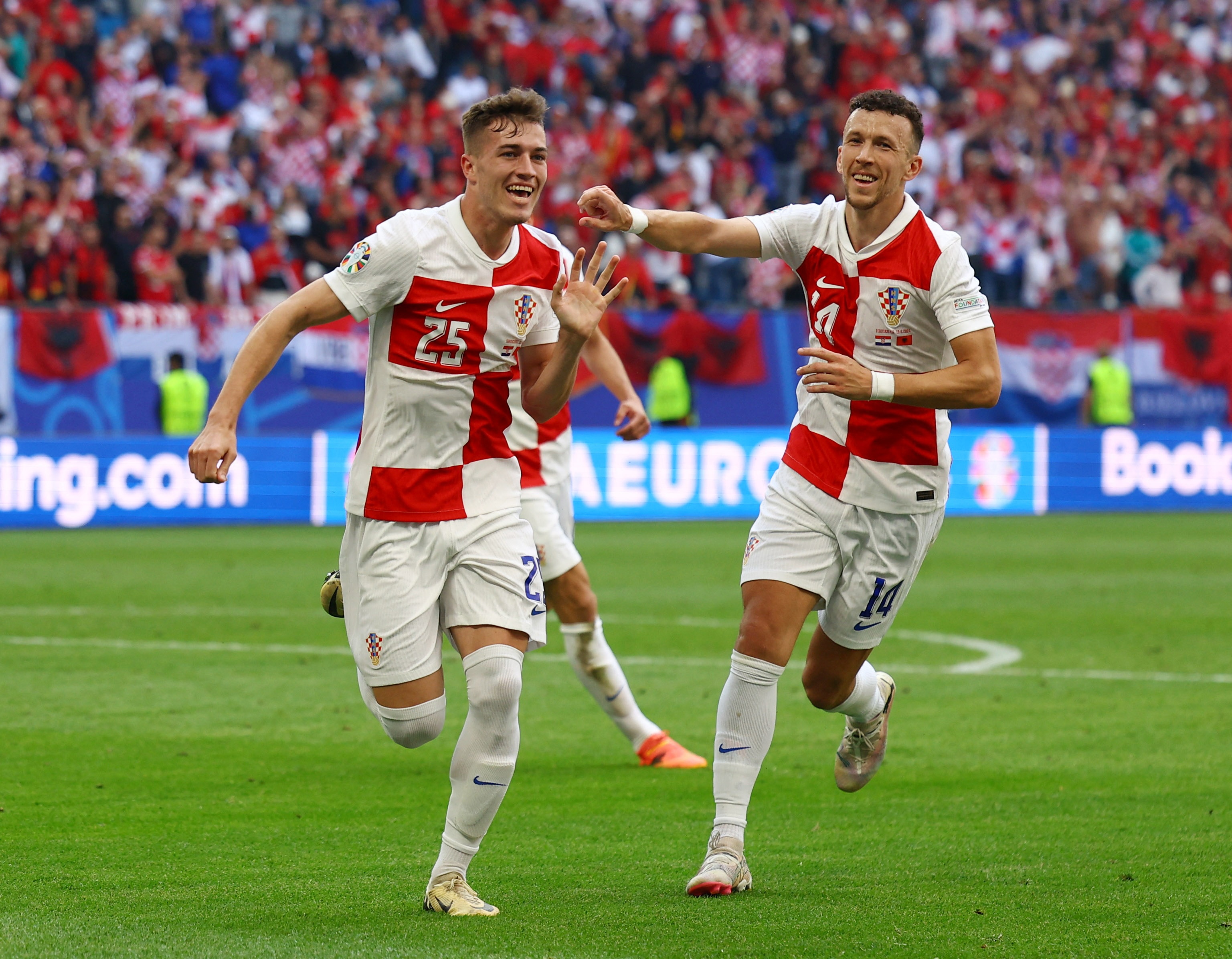 包含欧洲足球比赛激战连连,球队实力对比激烈的词条 包含欧洲足球比赛激战连连,球队实力对比激烈的词条