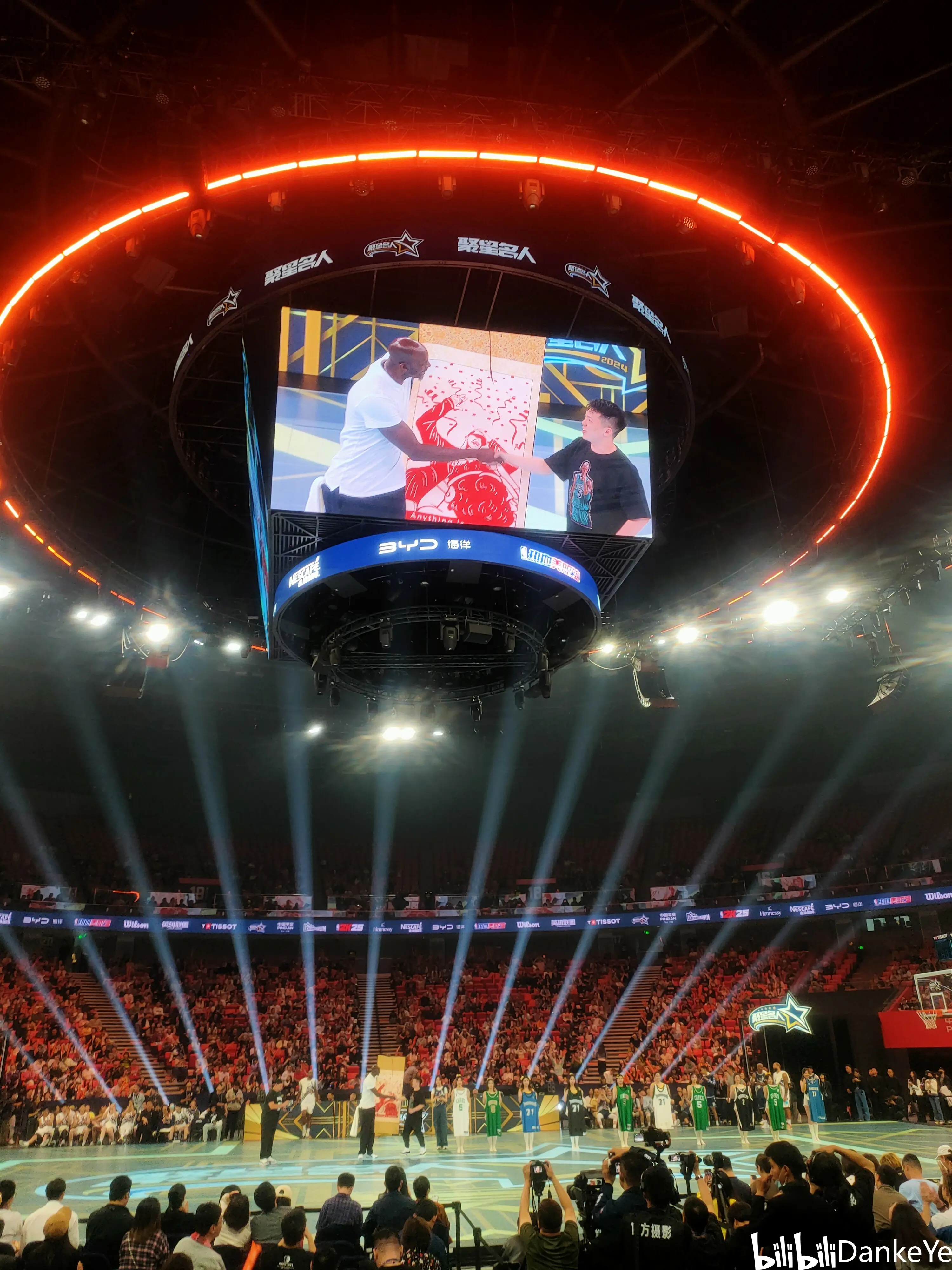 包含精湛球技！比赛中球员们的精彩演出引人瞩目的词条