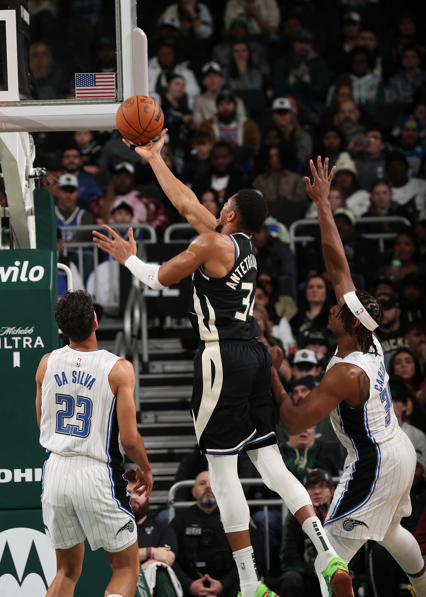 雄鹿教练组调整战术,球队寻找突破 雄鹿教练组调整战术,球队寻找突破