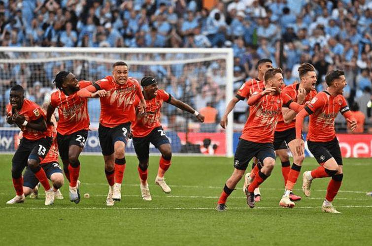 球场战况激烈，双方互有胜负 