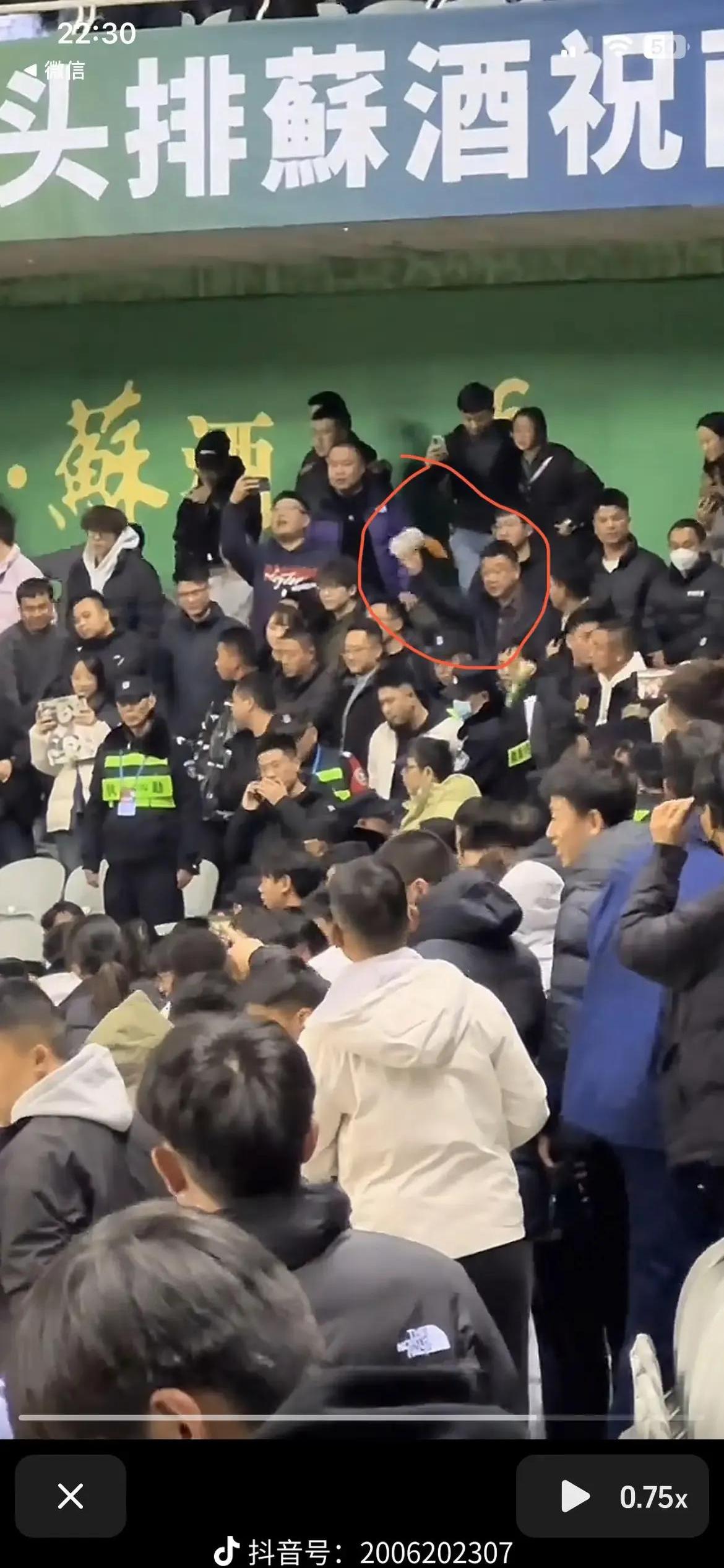 比赛中的激烈对抗引发球迷热烈讨论 在激烈对抗的比赛中,决定投篮命中率的因素是多方面的 