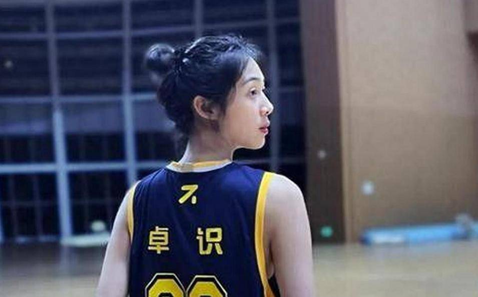 包含国际篮坛新晋球员亮相技术精湛备受瞩目的词条